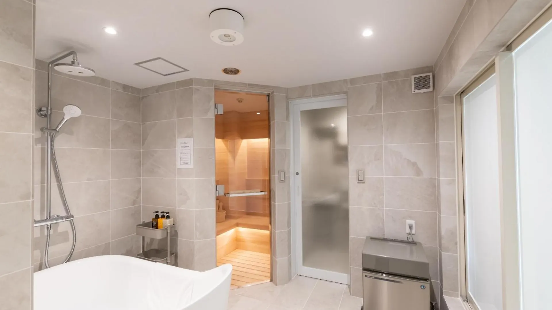 One World Sakaisuji Honmachi - Vacation Stay 09657V Osaka 0*,  Japan